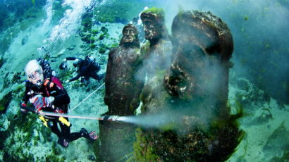 [사진] 조류 가득 낀 해저 조각품 청소하는 스쿠버 다이버들