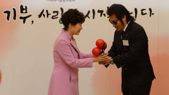 [사진] 배우 김보성, 박 대통령에게 사랑의 열매 전달