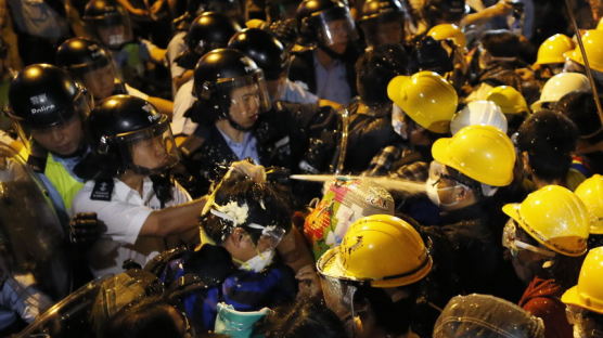 홍콩 시위대-경찰 충돌… 정부청사 봉쇄 선언