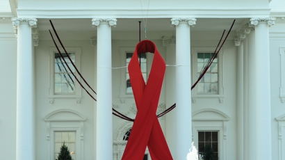 [사진] 세계 에이즈의 날 ‘곳곳에 붉은 리본이…’