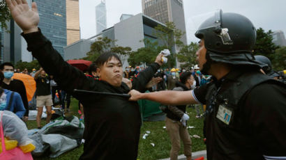 [사진] 홍콩 시위대 정부청사 봉쇄 시도 … 40여 명 체포