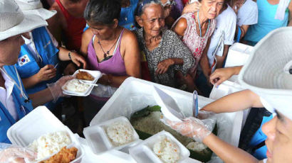 [사진] 적십자사, 필리핀서 급식 봉사