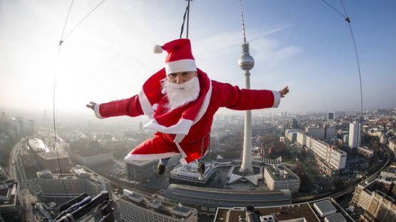 [사진] 베를린 하늘 가르는 ‘산타클로스’