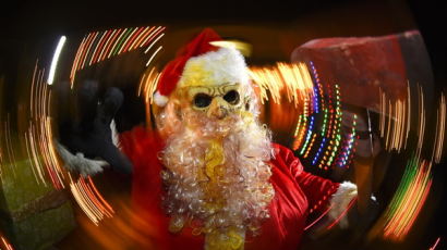 [사진] 너그럽게 웃는 산타는 잊어라 ‘좀비 산타’