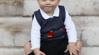 [사진] 영국 왕실이 공개한 조지 왕자 최근 ‘아빠 닮았어’