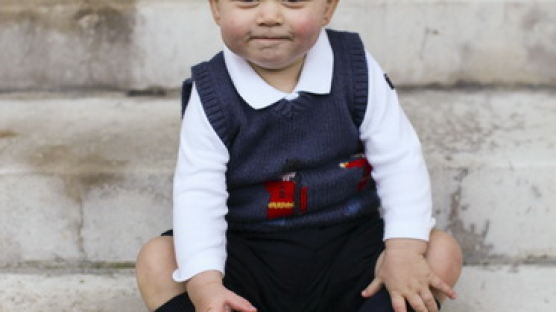 [사진] 영국 왕실이 공개한 조지 왕자 최근 ‘아빠 닮았어’