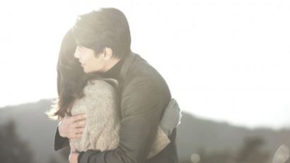 ‘펀치’ 김래원·김아중, 겨울바다 앞에서 로맨틱 포옹 '그림 멋지다'