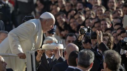 프란치스코 78세 생일…바티칸 광장서 탱고 파티 열려