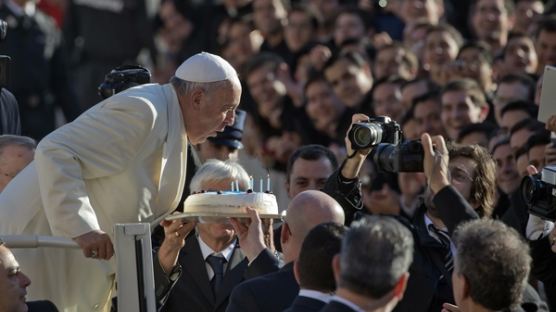 프란치스코 78세 생일…바티칸 광장서 탱고 파티 열려