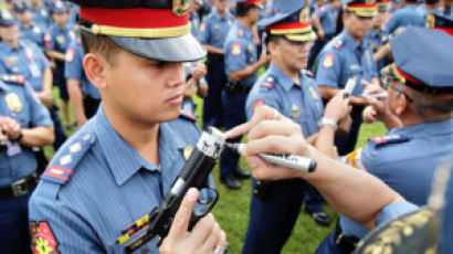 [사진] 연말연시 축포 금지 … 총구 막는 필리핀 경찰