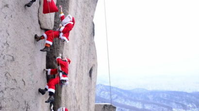 [사진] 북한산 침니 등반하는 산타클로스들