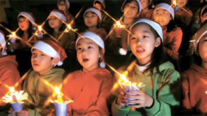 [사진] 성탄 촛불 든 어린이 성가대