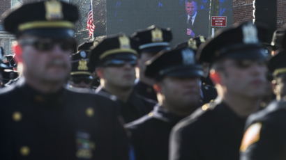 [사진] ‘보복살해’ 당한 경찰관 장례식… 뉴욕 시장에 등 돌린 경찰들