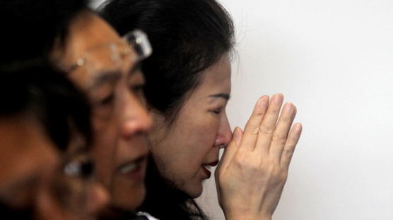 [사진] 에어아시아 여객기 실종자 무사귀환 기도하는 가족들