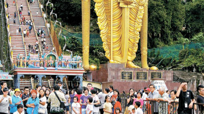 [사진] 힌두교 성지 앞 1600개 종이 판다 