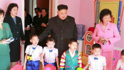 [사진] 평양육아원·애육원 방문한 김정은 北 국방위 제1위원장