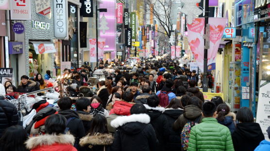 [사진] 새해 첫 주말 누그러진 한파에 거리 나선 시민들