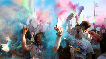 [사진] ‘동심으로 돌아간 듯’ 색깔 달리기 행사