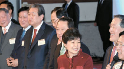 [사진] "경제혁신 총력" 박 대통령, 재계 신년회 참석