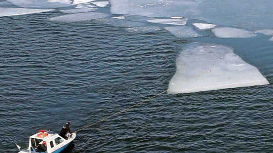 [사진] 비상시 출동 쉽게 … 한강 얼음 옮기는 순찰정