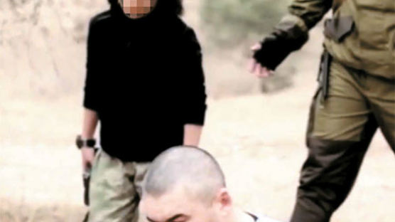 IS, 소년이 어른 2명 '권총 처형' 영상 배포