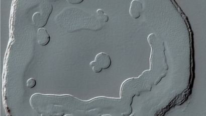 화성 표면 스마일 포착…눈 코 입 다 있네 '화성에 인간이?'