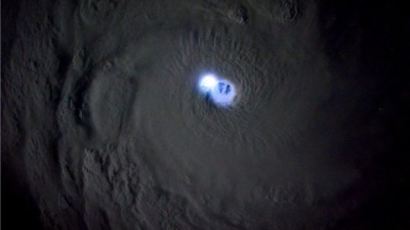 우주에서 본 대형 폭풍 '사이클론' 모습은…