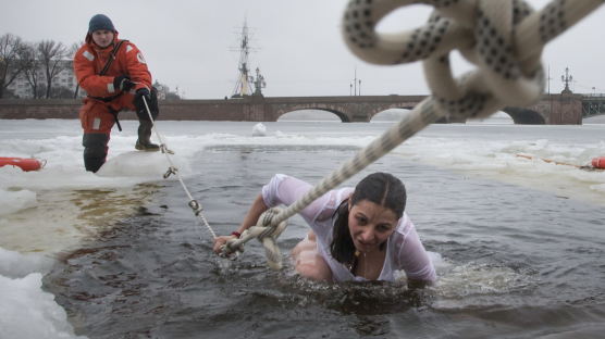 [사진] 얼음물 속에 몸 담그는 러시아 정교회 신도들