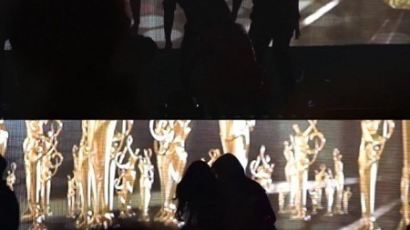 '태연 추락사고', 갑자기 무대에서 떨어져 팬들 '경악'