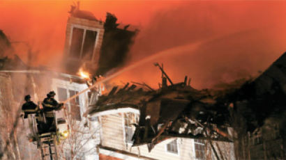 [사진] 미 아파트 화재 … 주민 400명 대피, 비상사태 선포