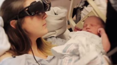 처음으로 자신의 아기를 본 시각장애인 엄마…"찡한 감동"