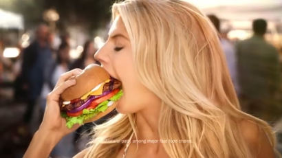 보일듯 말듯…육감파 모델 샬롯 맥키니의 야릇한 햄버거 광고 