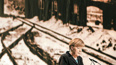 [사진] 메르켈 "나치 만행은 독일의 영원한 책임" … 끝없는 과거사 사죄