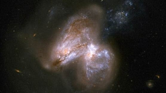 괴물 블랙홀 포착…은하가 은하를 잡아먹는 ‘오싹하지만 신비로운 모습’