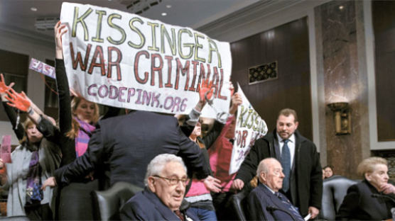 [사진] 반전단체 "키신저는 전범" 미국 의회 청문회 소동