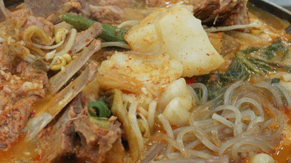 [오늘 점심 뭐 먹지?] 서울24시감자탕 - 신선한 돼지 뼈와 통감자, 배추우거지가 구수한 맛