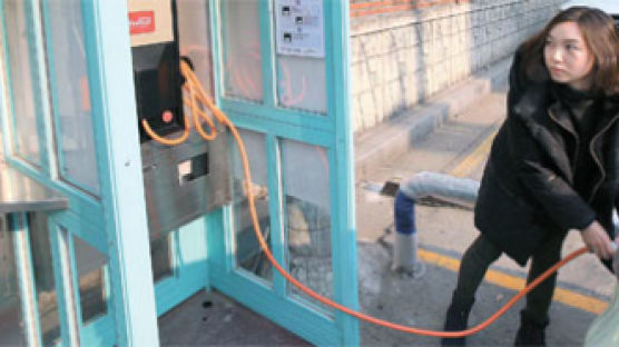 [사진] 전기차 충전소로 변신한 공중전화부스