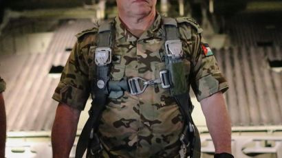 전투복 입은 요르단 국왕 "가차 없는 전쟁 할 것"