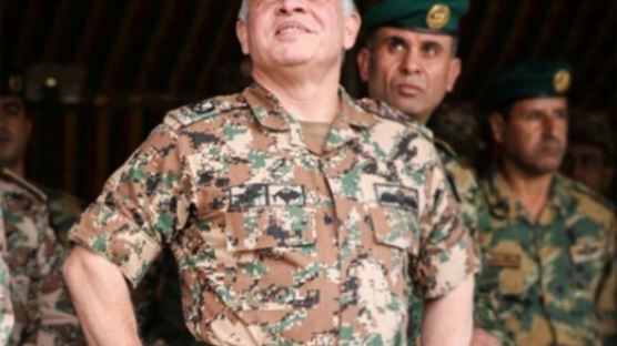 군복 입은 요르단 국왕 “가차없다” … 전투기 30대 IS 폭격
