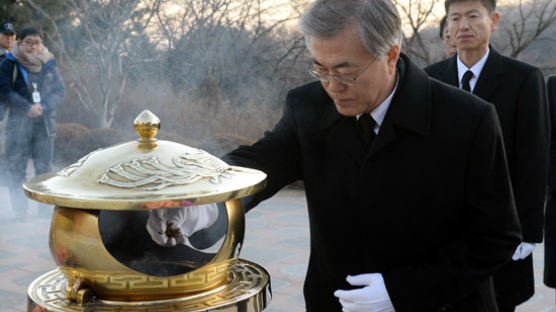 문재인, 야당 대표 최초로 이승만·박정희 전 대통령 묘역 참배