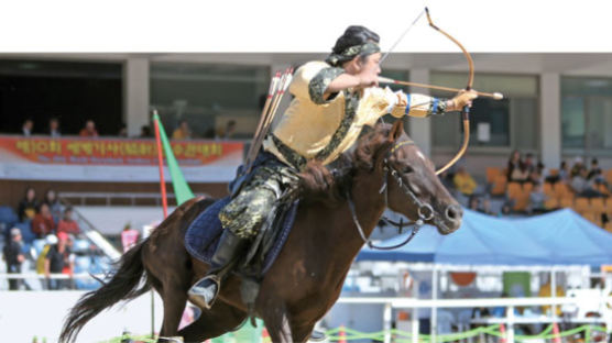 말 위에서 활·칼·창 묘기 … 스포츠가 된 마상무예