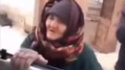 IS 조직원 꾸짖는 용감한 시리아 할머니 화제