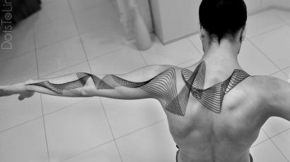[사진] 몸의 선 따라 기하학적 무늬 그리는 타투 아티스트, 차임 마클레프