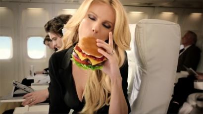 매혹적인 금발 여성이 유혹하듯…'이색' 햄버거 광고