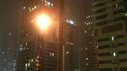 두바이 세계 최고층 거주 빌딩 화재…화염에 휩싸인 3시간