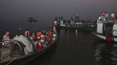 [사진] 방글라데시 여객선 전복, 65명 사망 수십명 실종