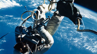 [사진] 최초의 ‘그래비티’ … 초승달 닮은 지구 … 우주인 첫 셀카 