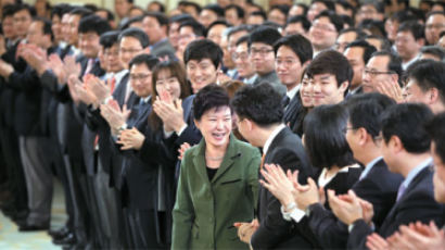 취임식 때와 같은 색 옷 … 박 대통령 "청와대 직원 믿어"