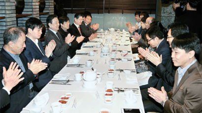 [사진] 홍석현 한국기원 총재, 프로기사들과 간담회