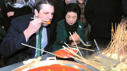 [사진] 국제시장 인근서 떡볶이 먹는 리퍼트
